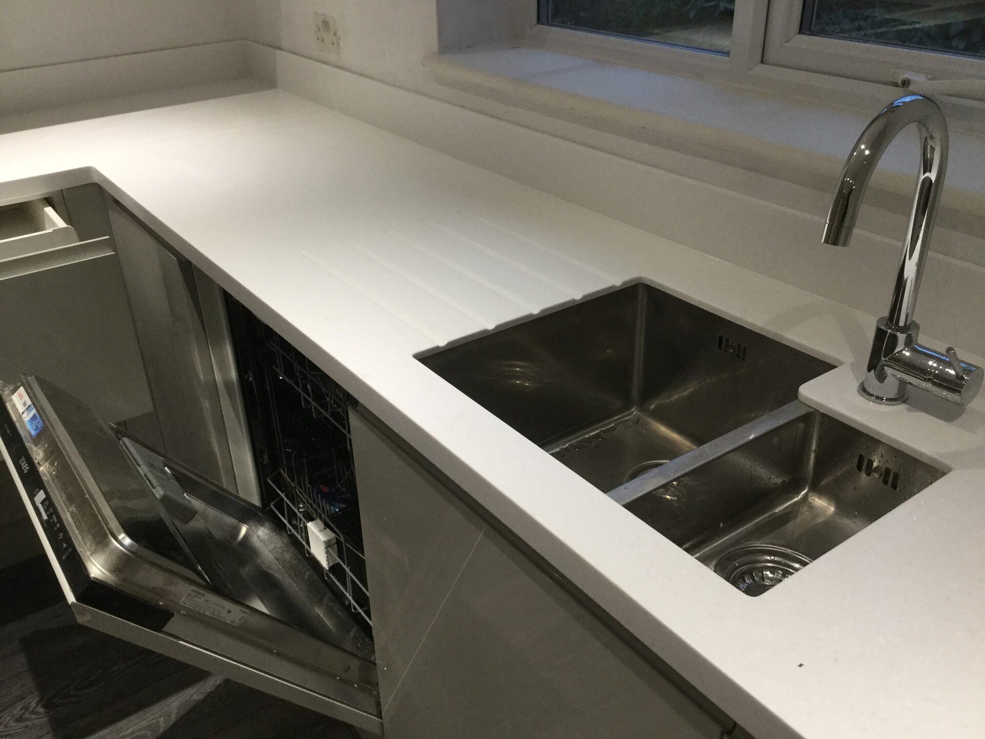 Kitchen worktop with sink and integrated dishwasher